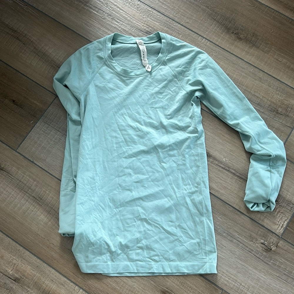 Lululemon swiftly tech long sleeve size 4